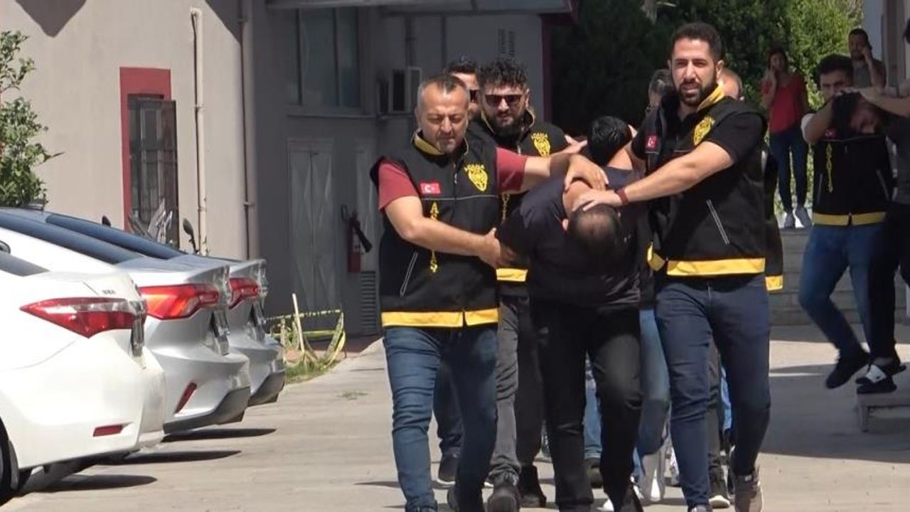 Adana'da çok sayıda silah ele geçirildi, 6 şüpheli gözaltına alındı