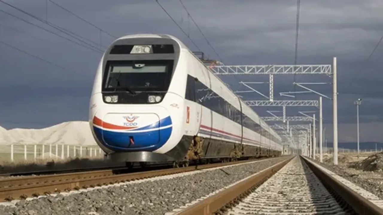 Ankara-İzmir hızlı tren projesiyle seyahat süresini kısaltıyor..