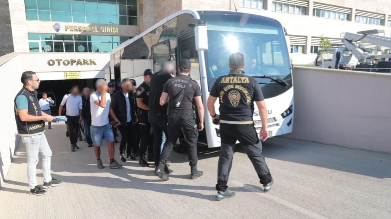 Antalya'da 60 Şüpheli Yakalandı!