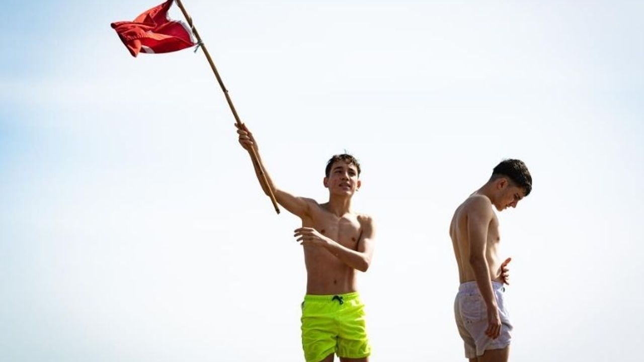 Antalya'da Sıcak Hava Tatilcileri ve Çocukları Denize Çekti
