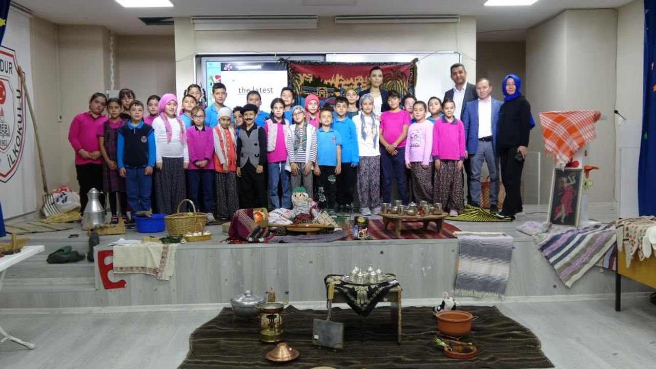Burdur'da Cumhuriyet’in 100’üncü Yılında Velilerden Anlamlı Etkinlik