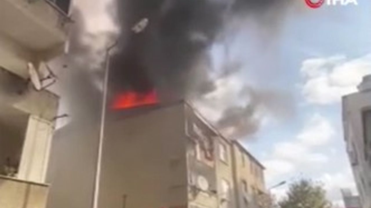 Küçükçekmece'de 3 katlı binanın çatısında yangın çıktı.