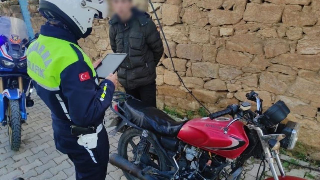 Afyonkarahisar'da Motosiklet Denetiminde Uyuşturucu Ele Geçirildi