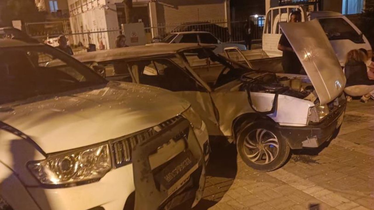 Antalya'da kamyonetle otomobil çarpıştı, 3 kişi yaralandı