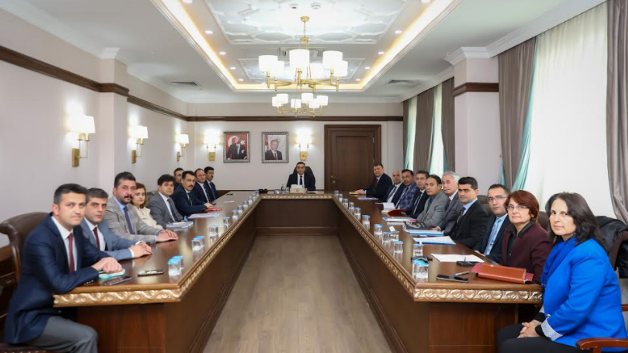 Burdur Valisi Öksüz, İl İdare Şube Başkanlarıyla Toplantı Yaptı