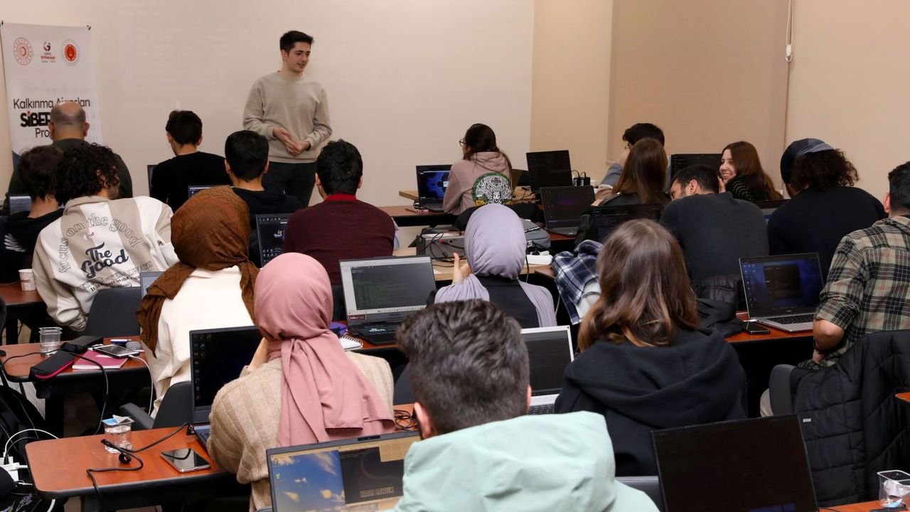 MAKÜ Öğrencilerine Siber Vatan Programı Kapsamında Siber Güvenlik ve Yazılım Eğitimi Verild