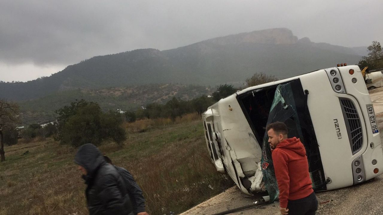 Otobüs Ambulansa Çarptı Otobüs Devrildi: 2 Yaralı