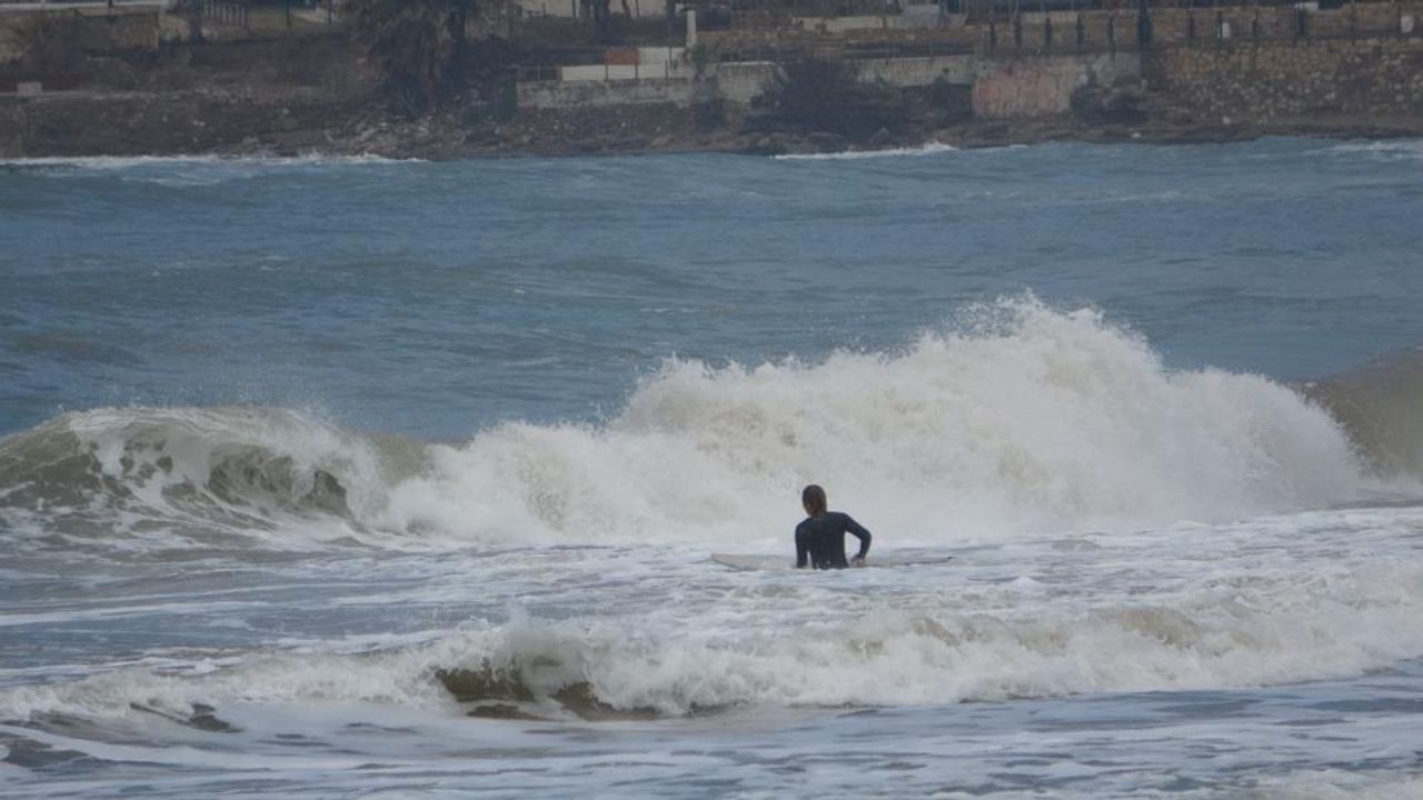 Antalya'da sörfçüler, dalgaları takip ediyor