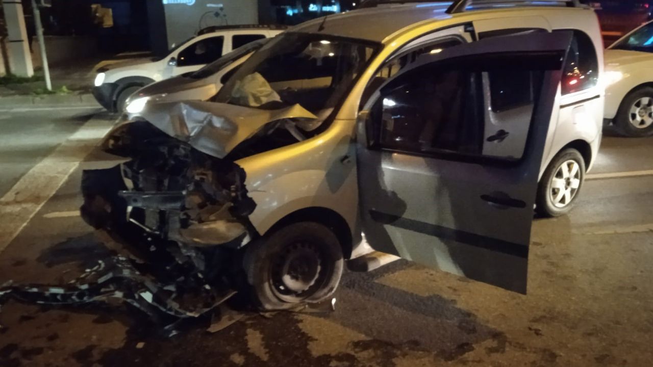 Alanya'da Kırmızı Işıktaki Kaza: İki Araç Hurdaya Döndü