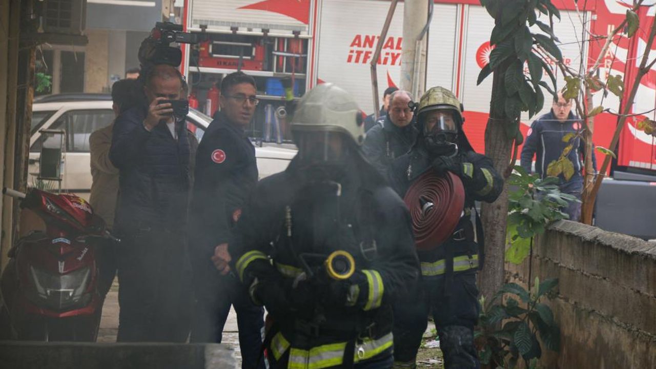 Antalya'da apartman yangını paniğe neden oldu