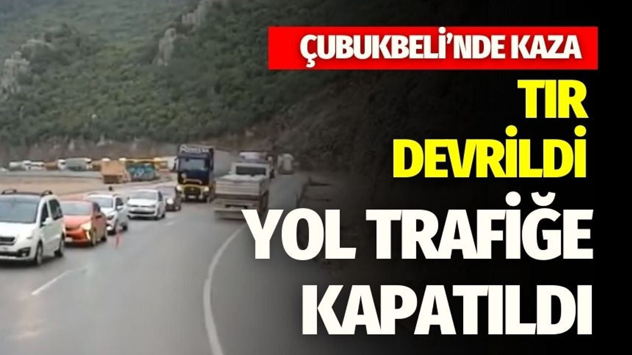 Burdur-Antalya Karayolu'nda Tır Devrildi, Yol Trafiğe Kapatıldı