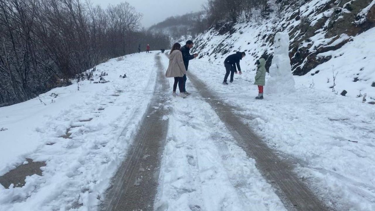 Osmaniye'de kar yağışına hasret vatandaşlar çocuklar gibi eğlendi