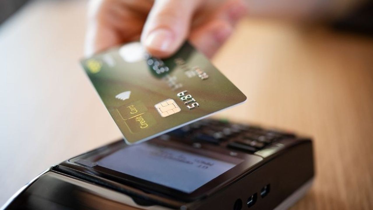 Vatandaş sofraya borçla oturuyor: kredi kartı markette patlıyor!