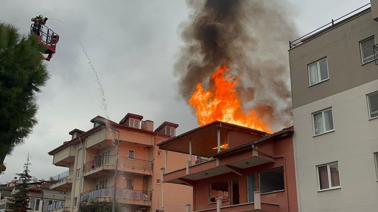 Denizli'de çatı yangını: Kullanılmaz hale geldi