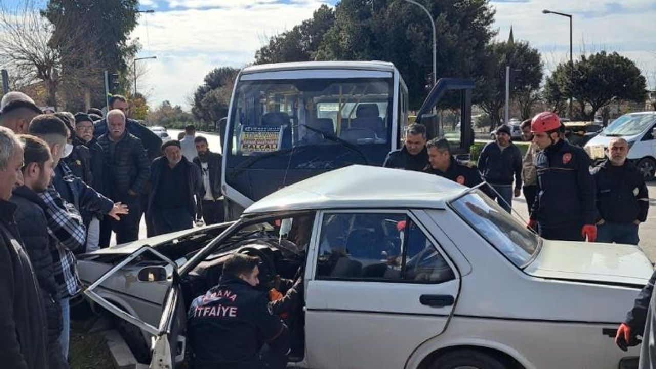 Adana'da feci kaza! Araç hurdaya döndü: 9 kişi yaralandı