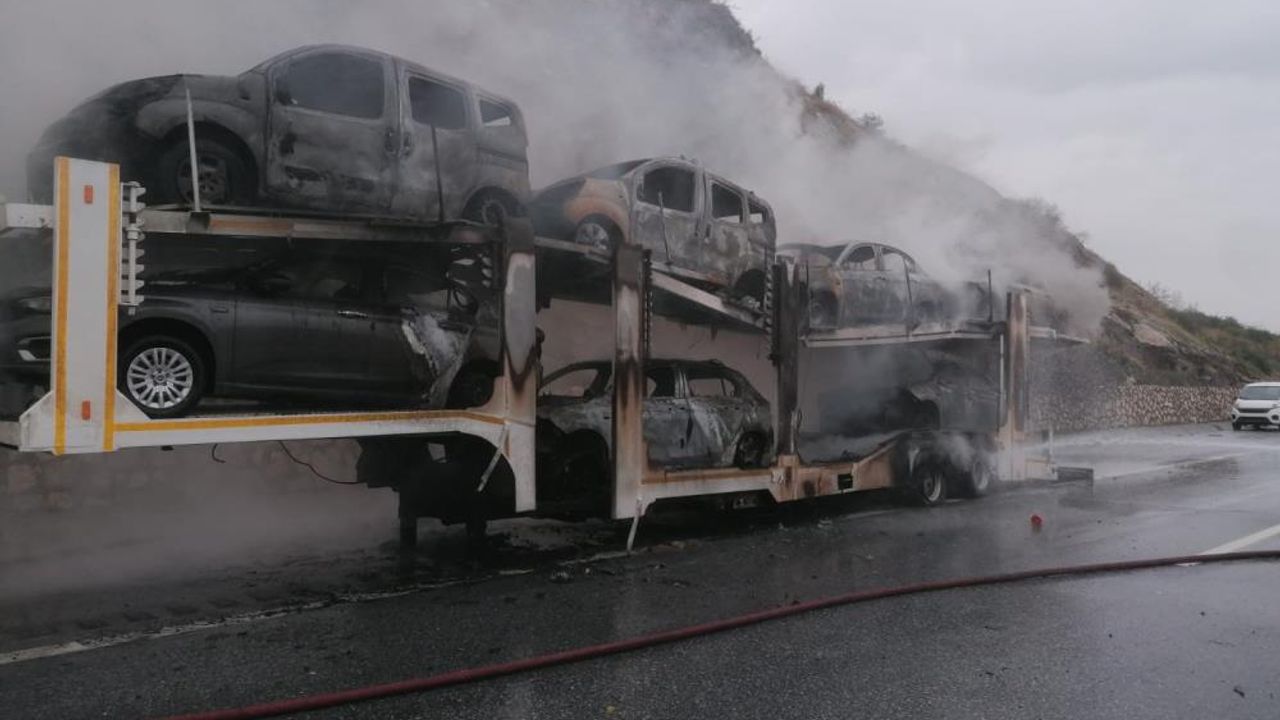Tırda Yangın: 8 Sıfır Otomobil Alev Aldı