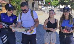 Alanya'da polisten turistlere dört dilde broşür dağıtımı yapıldı