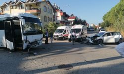 Antalya'da Kontrolsüz Kavşakta Zincirleme Kaza: 3 Yaralı