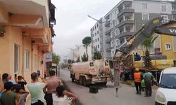 Dinamitle patlatılan bina vatandaşların meraklı bakışları arasında yerle bir oldu