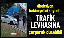 Direksiyon Hakimiyetini Kaybetti Trafik Levhasına Çarparak Durdu