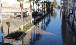 İskenderun’da Fırtına Sonrası Caddeler Sular Altında Kaldı