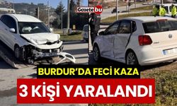 Burdur'da Feci Kaza : Otomobiller Çarpıştı