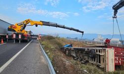 Tır Kontrolden Çıkarak Şarampole Devrildi: Sürücü Yaralandı