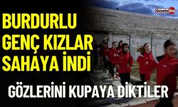 Burdurlu genç kızlar sahaya indi, gözlerini kupaya diktiler