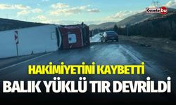 Hakimiyetini Kaybetti! Balık Yüklü Tır Devrildi