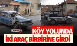 Köy Yolunda İki Araç Birbirine Girdi