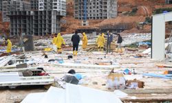 Hatay'da kuvvetli fırtına: 2 yaralı, 2 araç hasarlı