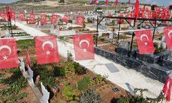 Adana'da Deprem Mezarlığı Bayraklarla Donatıldı