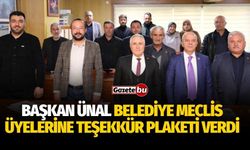 Başkan Ünal Belediye Meclis Üyelerine Teşekkür Plaketi Verdi