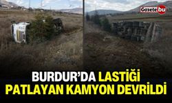 Burdur'da Lastiği Patlayan Kamyon Devrildi