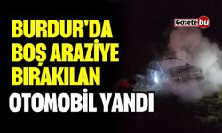 Burdur'da boş araziye bırakılan otomobil yandı