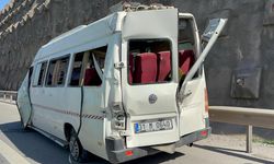 Hatay'da Minibüs Devrildi: 12 Yaralı