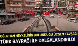 Oğuzhan Heykelinin Bulunduğu Üçgen Kavşağı Türk Bayrağı İle Dalgalandırıldı