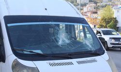 Antalya’da servis aracına sopalı saldırı