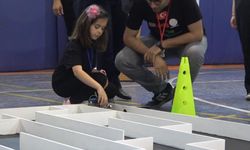 Depremzede öğrenciler kendi tasarladıkları robotlarla yarıştılar