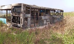 Samandağ'da balık ekmek satılan otobüs yanarak kullanılmaz hale geldi