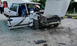 Otobüsle Çarpışarak Hurdaya Dönen Tofaş'ın Sürücüsü Yaralandı