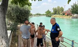 Adana’da polis sulama kanalına giren gençleri uyardı