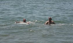 Mersin'de sıcaktan bunalan vatandaşlar soluğu denizde aldı