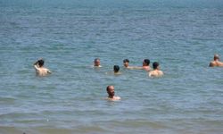 Mersin’de vatandaşlar serinlemek için deniz ve gölgelere akın ediyor