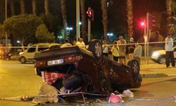 Antalya'da Işıklı Kavşakta Kaza: Takla Atan Araç Hurdaya Döndü, 2 Yaralı!