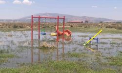 Çivril'de DSİ'nin Bakımsızlığı Merayı Bataklığa Çevrildi, Çocuk Oyun Parkı Sular Altında Kaldı