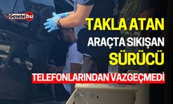 Takla Atan Araçta Sıkışan Sürücü, Telefonlarından Vazgeçmedi