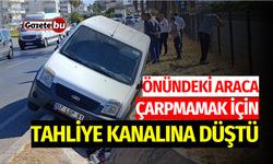 Önündeki araca çarpmamak için tahliye kanalına düştü