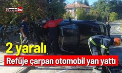 Refüje çarpan otomobil yan yattı; 2 yaralı