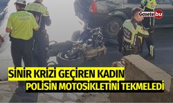 Sinir Krizi Geçiren Kadın, Polisin Motosikletini Tekmeledi